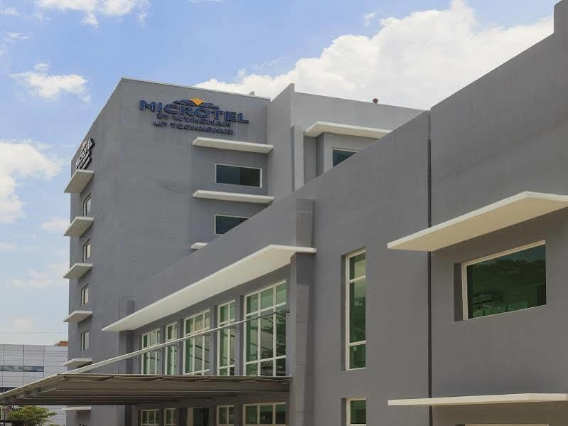 Microtel by Wyndham UP Technohub Manila Exterior foto