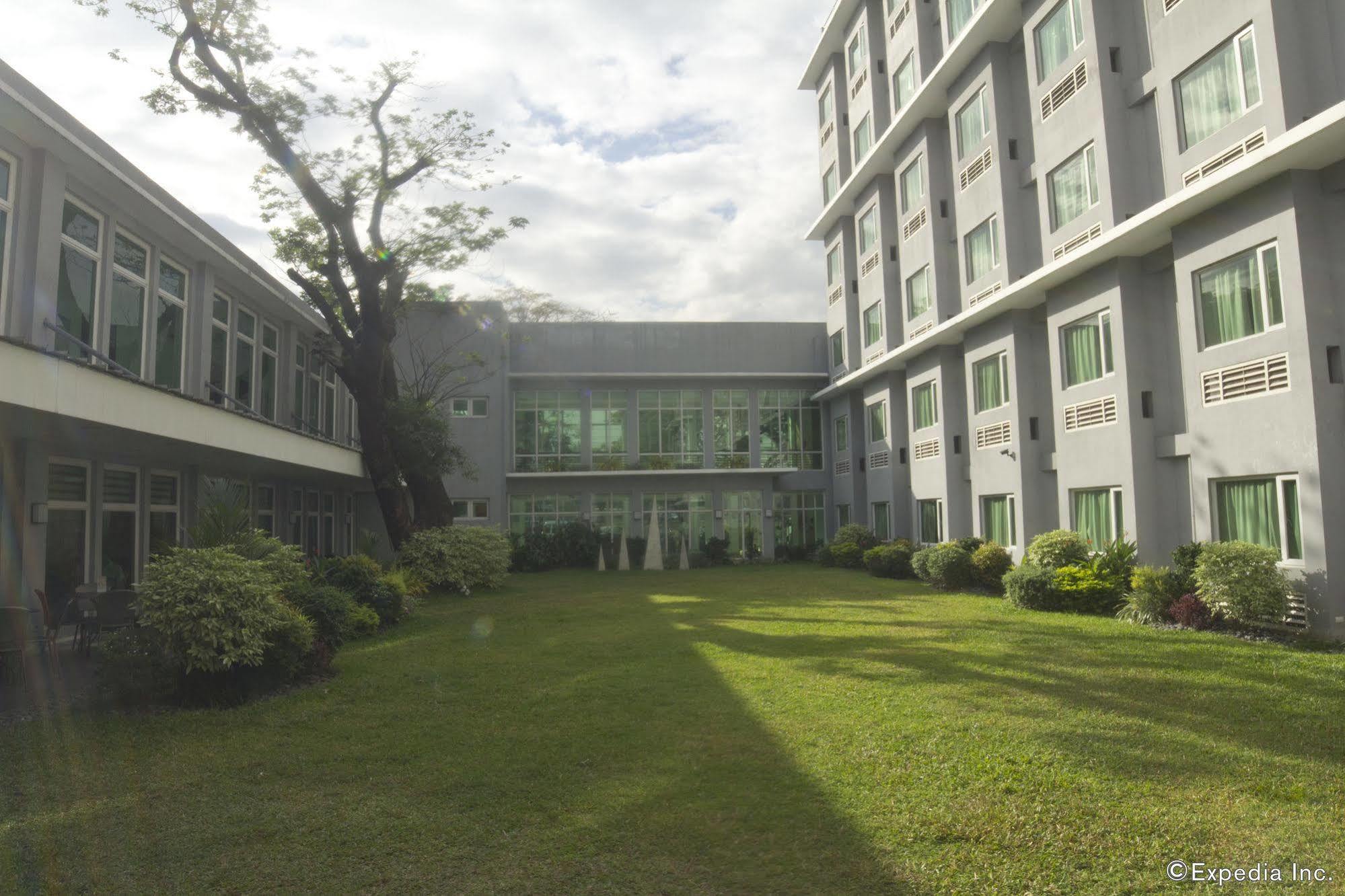 Microtel by Wyndham UP Technohub Manila Exterior foto